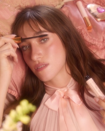 اكتشفي مجموعة Pillow Talk in Bloom من Charlotte Tilbury