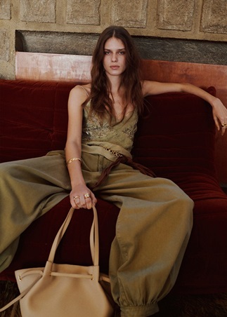 إطلالات هادئة تليق بكِ هذا الموسم