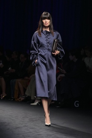 ماكسيميليان ديفيس: سردية بحرية تُصاغ بخطوط منضبطة في عرض Ferragamo