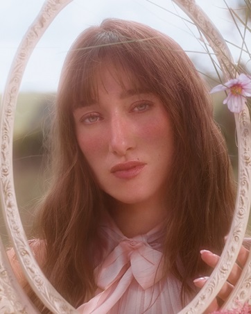 اكتشفي مجموعة Pillow Talk in Bloom من Charlotte Tilbury