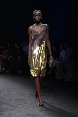 ماكسيميليان ديفيس: سردية بحرية تُصاغ بخطوط منضبطة في عرض Ferragamo