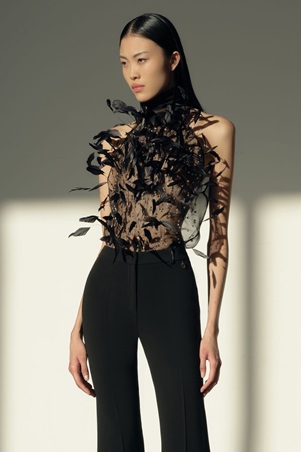 أنوثة بلمسة درامية: حين يلتقي فن بيل إيبوك بأزياء زهير مراد