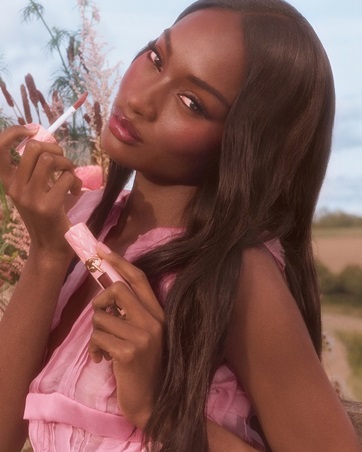 اكتشفي مجموعة Pillow Talk in Bloom من Charlotte Tilbury