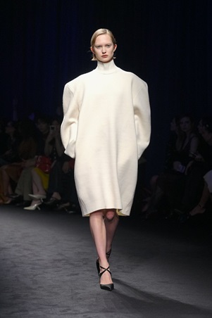 ماكسيميليان ديفيس: سردية بحرية تُصاغ بخطوط منضبطة في عرض Ferragamo