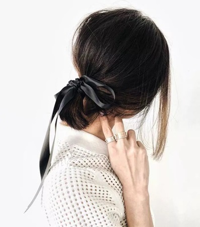 أفكار عصرية لتسريحة ذيل الحصان للشعر القصير