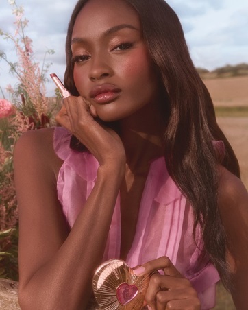 اكتشفي مجموعة Pillow Talk in Bloom من Charlotte Tilbury