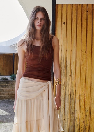 إطلالات هادئة تليق بكِ هذا الموسم