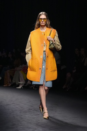 ماكسيميليان ديفيس: سردية بحرية تُصاغ بخطوط منضبطة في عرض Ferragamo