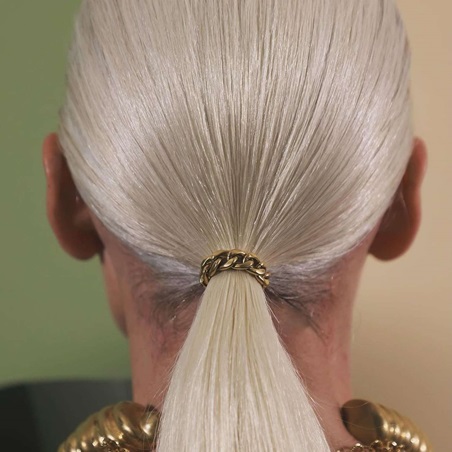 أفكار عصرية لتسريحة ذيل الحصان للشعر القصير