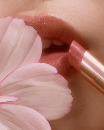 اكتشفي مجموعة Pillow Talk in Bloom من Charlotte Tilbury