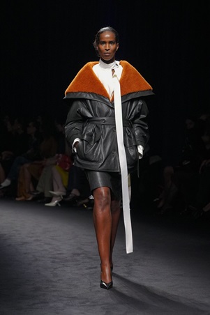 ماكسيميليان ديفيس: سردية بحرية تُصاغ بخطوط منضبطة في عرض Ferragamo