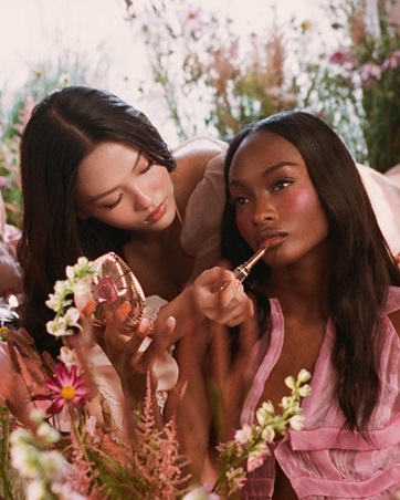 اكتشفي مجموعة Pillow Talk in Bloom من Charlotte Tilbury