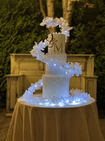 استوحي أفكارًا لإضاءة كعكة زفافك البرّاقة