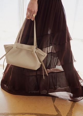 إطلالات هادئة تليق بكِ هذا الموسم