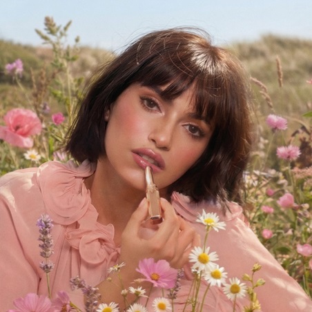 اكتشفي مجموعة Pillow Talk in Bloom من Charlotte Tilbury