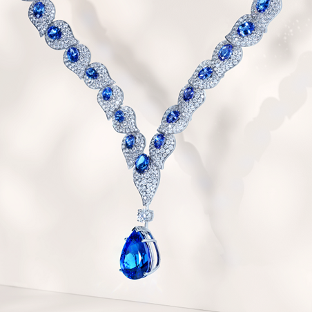 بين الأزرق والضوء، حكاية تُلبس