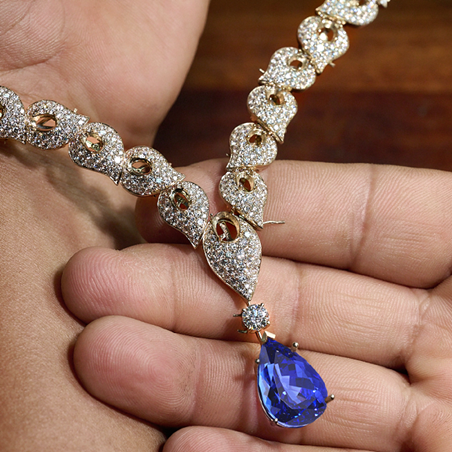 بين الأزرق والضوء، حكاية تُلبس