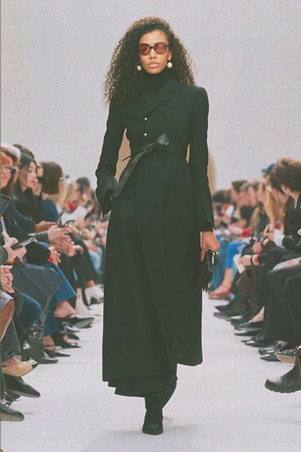 كلاسيكيات أنيقة بلمسة تمرّد في عرض سيلين