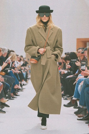 كلاسيكيات أنيقة بلمسة تمرّد في عرض سيلين