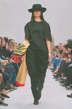 كلاسيكيات أنيقة بلمسة تمرّد في عرض سيلين