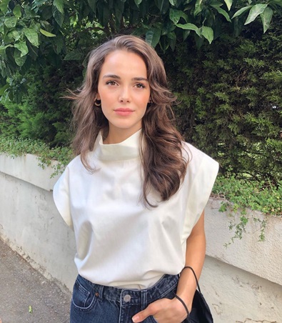 بطلة المدينة البعيدة ممنوعة من السفر وحبيبها يدعمها برسالة مؤثرة