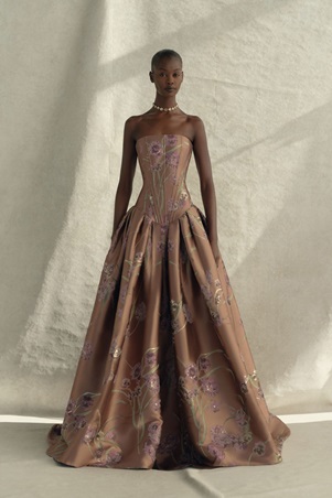 أنوثة بلمسة درامية: حين يلتقي فن بيل إيبوك بأزياء زهير مراد