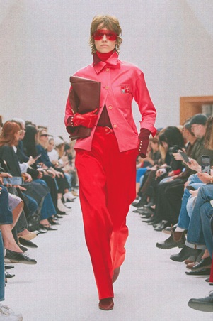 كلاسيكيات أنيقة بلمسة تمرّد في عرض سيلين