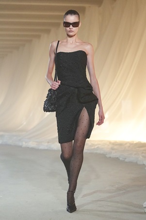 بالمان في أسيوع باريس للموضة: بداية هادئة لعهد جديد