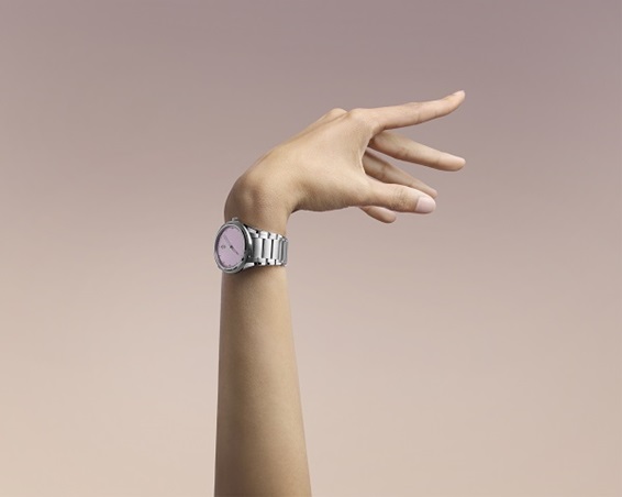 ورديّ هادئ… ساعة تُجيد الإصغاء للضوء