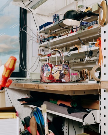 عالم Labubu يصل إلى الحقائب