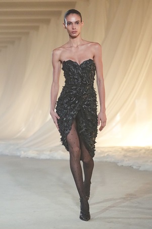 بالمان في أسيوع باريس للموضة: بداية هادئة لعهد جديد