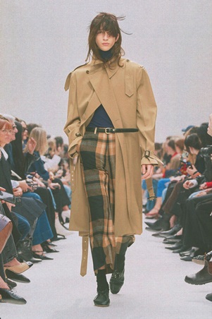 كلاسيكيات أنيقة بلمسة تمرّد في عرض سيلين