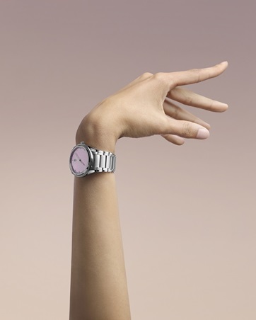 ورديّ هادئ… ساعة تُجيد الإصغاء للضوء