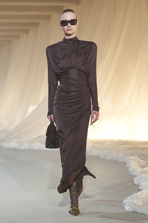 بالمان في أسيوع باريس للموضة: بداية هادئة لعهد جديد