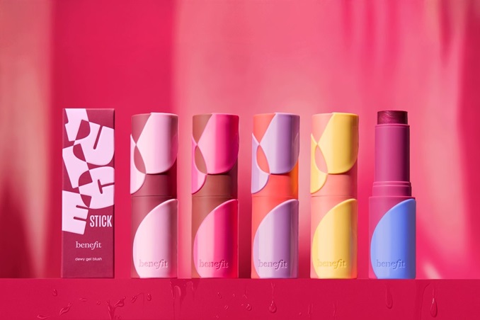 Benefit Cosmetics  تطلق Juice Stick وPlay Daze:  بلاشر جديد… ومزاج جديد