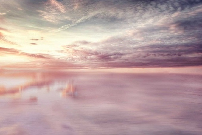 ورديّ هادئ… ساعة تُجيد الإصغاء للضوء