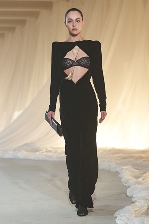 بالمان في أسيوع باريس للموضة: بداية هادئة لعهد جديد