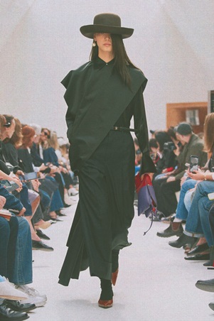 كلاسيكيات أنيقة بلمسة تمرّد في عرض سيلين