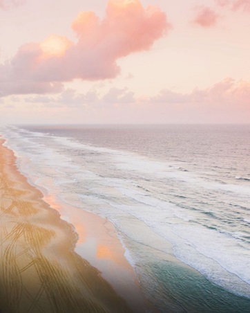 ورديّ هادئ… ساعة تُجيد الإصغاء للضوء