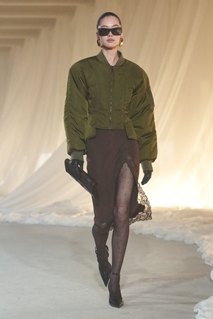 بالمان في أسيوع باريس للموضة: بداية هادئة لعهد جديد