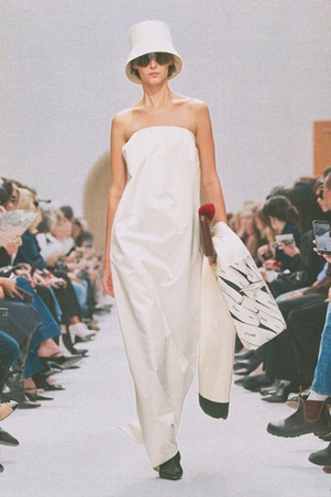 كلاسيكيات أنيقة بلمسة تمرّد في عرض سيلين