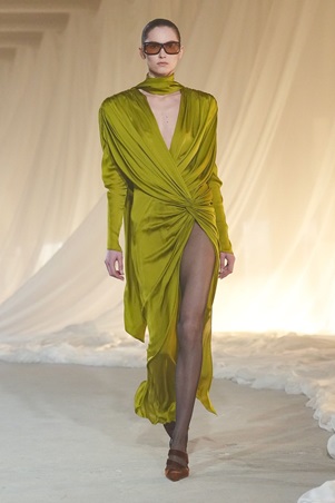 بالمان في أسيوع باريس للموضة: بداية هادئة لعهد جديد