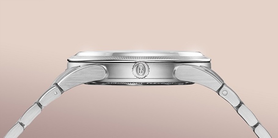 ورديّ هادئ… ساعة تُجيد الإصغاء للضوء