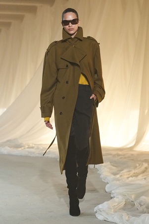 بالمان في أسيوع باريس للموضة: بداية هادئة لعهد جديد