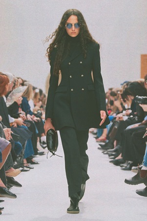 كلاسيكيات أنيقة بلمسة تمرّد في عرض سيلين