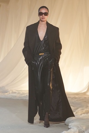 بالمان في أسيوع باريس للموضة: بداية هادئة لعهد جديد