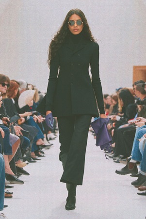 كلاسيكيات أنيقة بلمسة تمرّد في عرض سيلين