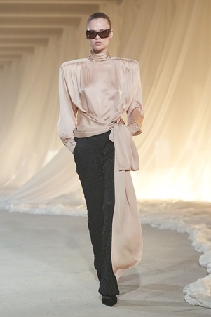 بالمان في أسيوع باريس للموضة: بداية هادئة لعهد جديد