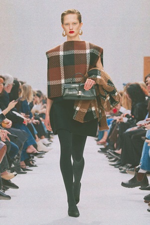 كلاسيكيات أنيقة بلمسة تمرّد في عرض سيلين