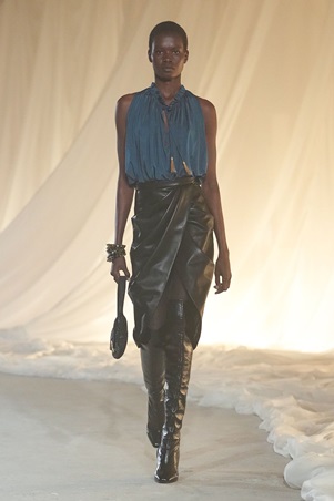 بالمان في أسيوع باريس للموضة: بداية هادئة لعهد جديد